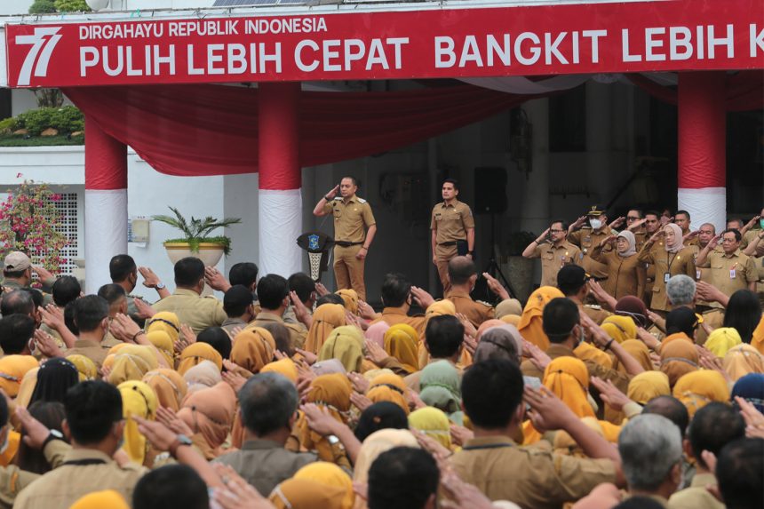 Wali Kota Surabaya Eri Cahyadi saat memimpin apel di halaman Balai Kota Surabaya, Senin (30/1/2023) | dok/photo: Diskominfo Surabaya