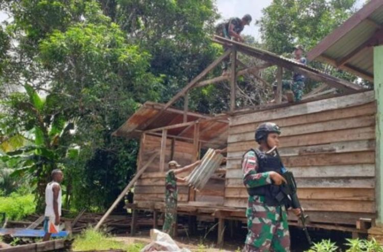 Satgas Pamtas RI-PNG Yonif 511/DY saat bantu membangun rumah warga perbatasan | dok/photo: Dispenad