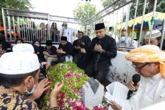Pemakaman ayahanda Wali Kota Surabaya Eri Cahyadi di TPU Tembok Gede Surabaya, Minggu (22/1/2023) | dok/photo: Ist