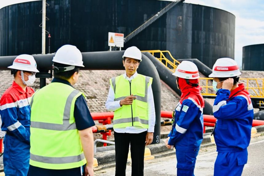Presiden Joko Widodo saat meninjau Kawasan PT Pertamina Hulu Rokan Dumai, Kota Dumai, Riau, Kamis (5/1/2023) | dok/photo: BPMI Setpres/Laily Rachev