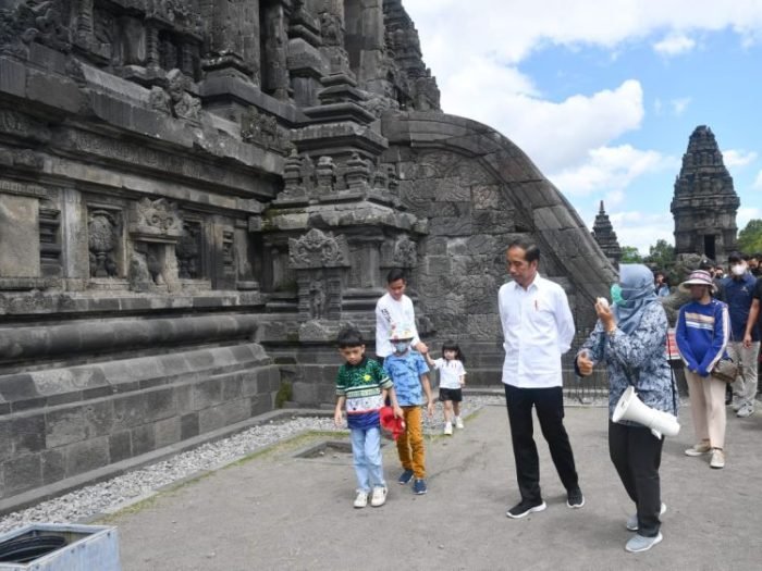 Presiden Joko Widodo (Jokowi) saat berwisata di Candi Prambanan, Sleman, Yogyakarta, Sabtu (7/1/2023) | dok/photo: BPMI Setpres