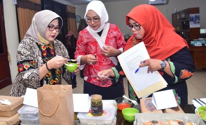 Proses seleksi UMKM Kuliner di kantor Dharma Wanita Persatuan (DWP) Surabaya, Kamis (09/02/2023) | dok/foto: Ist/Pri