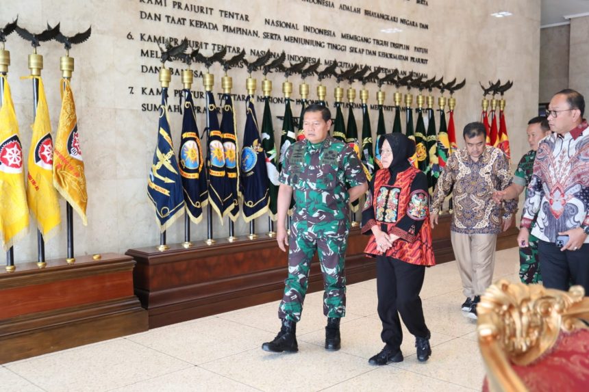 Menteri Sosial Tri Rismaharini saat berkunjung ke Markas Besar TNI di Cilangkap, Jakarta Timur pada Jumat (17/2/2023) | dok/foto: Humas Kemensos