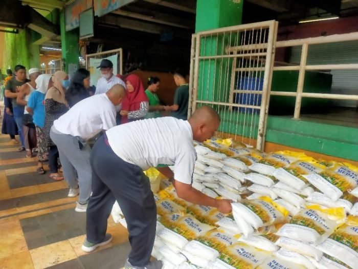 Operasi pasar beras murah di Pasar Wonokromo, Kota Surabaya, Jawa Timur, Senin (13/2/2023) | dok/foto: Bicaraindonesia.id
