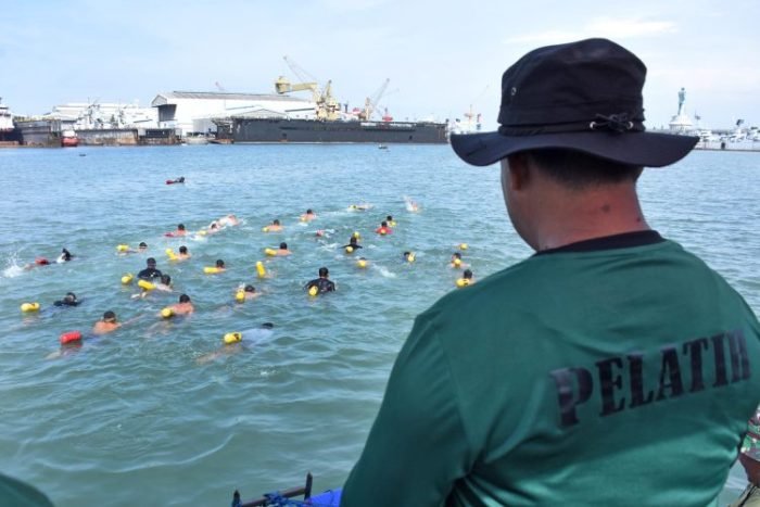 Uji Nilai Perorangan Dasar (UNPD) materi renang laut prajurit Yonif 5 Marinir | dok/foto: Dispen Kormar