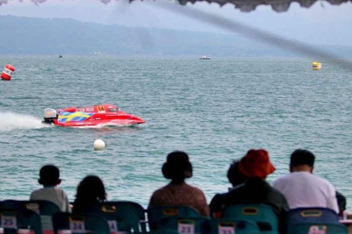 Pengunjung saat menyaksikan sesi latihan Pebalap F1 PowerBoat di Desa Lumban Silintong, Balige, Kabupaten Toba, Jum'at (24/2/2023) | dok/foto: Diskominfo Sumut