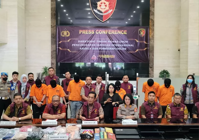 Konferensi pers ungkap kasus asusila dan pornografi online jaringan internasional di Bareskrim Polri, Jakarta, Jumat (3/2/2023) | dok/photo: Humas Polri