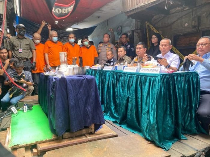 Konferensi pers ungkap kasus laboratorium ilegal pembuatan narkotika di kawasan Johar Baru, Jakarta Pusat, Selasa (7/1/2023) | dok/foto: Div Humas Polri