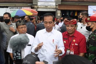 Presiden Jokowi memberikan saat memberikan keterangan kepada awak media usai mengunjungi Pasar Baturiti, Tabanan, Bali, Kamis (2/2/2023) | dok/photo: BPMI Setpres