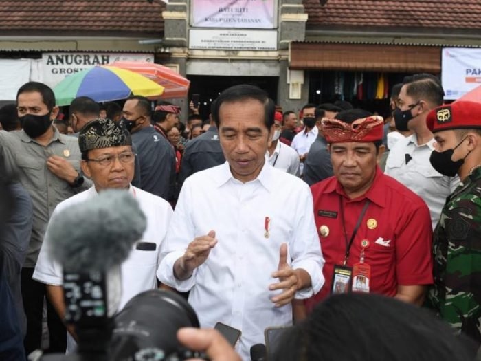 Presiden Jokowi memberikan saat memberikan keterangan kepada awak media usai mengunjungi Pasar Baturiti, Tabanan, Bali, Kamis (2/2/2023) | dok/photo: BPMI Setpres