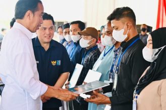 Presiden Joko Widodo didampingi Menteri BUMN Erick Thohir saat menyerahkan KUR tahun 2023 di Kabupaten Aceh Utara, Jumat (10/2/2023) | dok/foto: BPMI Setpres