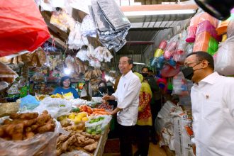 Presiden Joko Widodo saat mengecek harga pangan di Pasar Wonokromo, Kota Surabaya, Jawa Timur, pada Sabtu, 18 Februari 2023 | dok/foto: BPMI Setpres