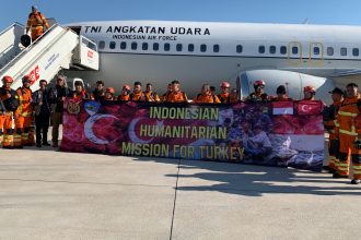 Tim Kemanusiaan Indonesia saat tiba di Adana, Turki, pada Minggu (12/2/2023) | dok/foto: BNPB RI
