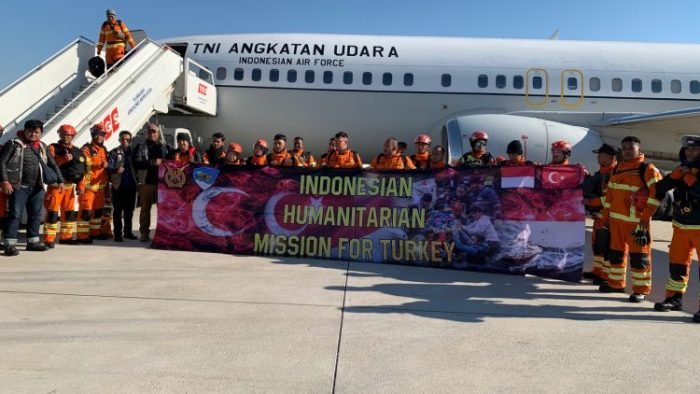 Tim Kemanusiaan Indonesia saat tiba di Adana, Turki, pada Minggu (12/2/2023) | dok/foto: BNPB RI