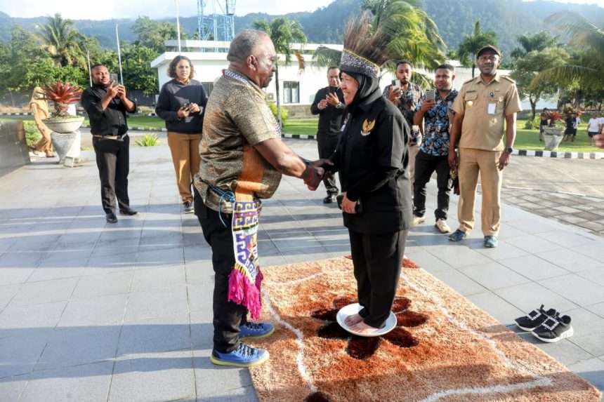 Menteri Sosial Tri Rismaharini saat dikukuhkan sebagai orang Papua dan berhak menggunakan Marga Numberi | dok/foto: Humas Kemensos