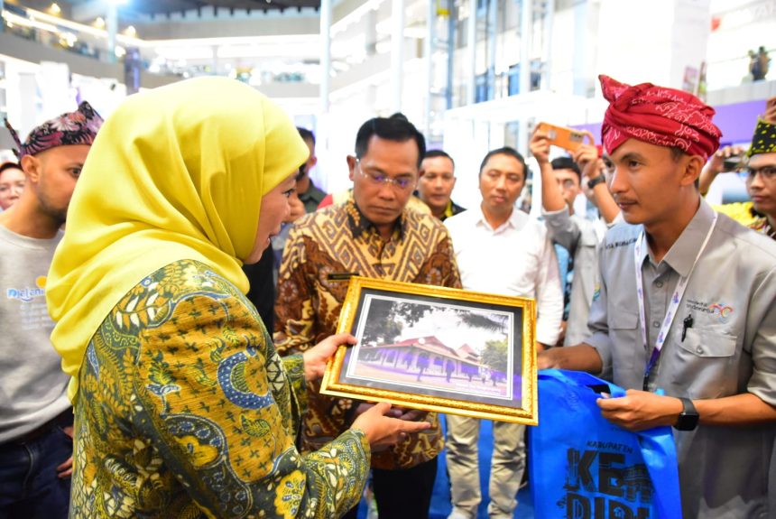 Gubernur Jatim Khofifah Indar Parawansa (batik kuning) saat membuka Bursa Pariwisata Jatim 2023 di Grand Atrium Pakuwon Mall Surabaya pada Jumat (3/3/2023) malam | dok/foto: Istimewa/Hadi