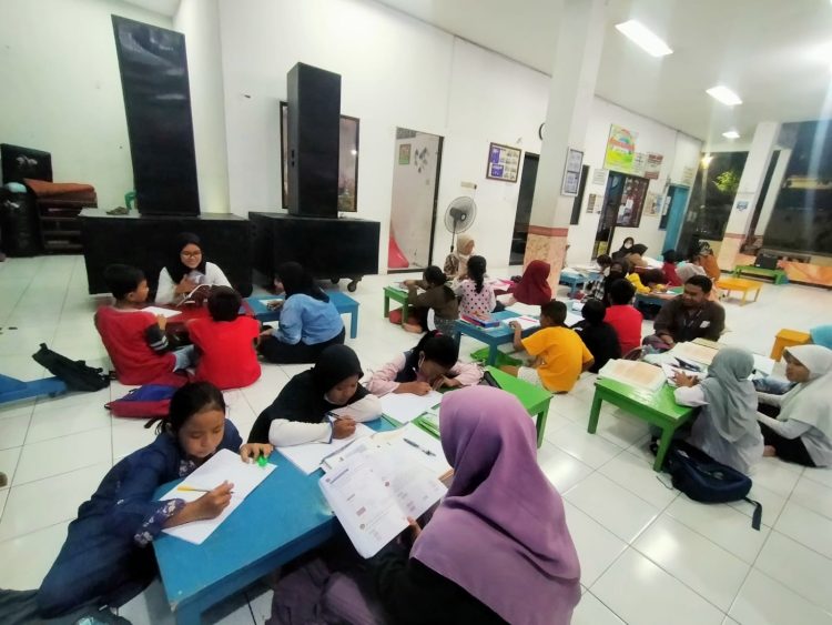 Suasana kegiatan Belajar dan Ngaji Bareng di Balai RW 6 Kelurahan Tenggilis Mejoyo, Kecamatan Tenggilis Mejoyo Kota Surabaya, Sabtu (4/3/2023) malam | dok/foto: Istimewa