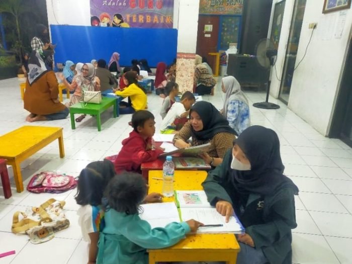 Suasana kegiatan Belajar dan Ngaji Bareng di Balai RW 6 Kelurahan Tenggilis Mejoyo, Kecamatan Tenggilis Mejoyo Kota Surabaya, Sabtu (4/3/2023) malam | dok/foto: Istimewa
