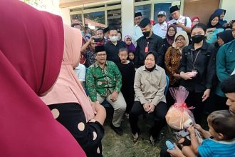 Menteri Sosial Tri Rismaharini saat menyambangi kediaman M. Syarifin di Bangkalan, Madura, Minggu (5/3/2023) | dok/foto: Dimas AP/Bicara Indonesia