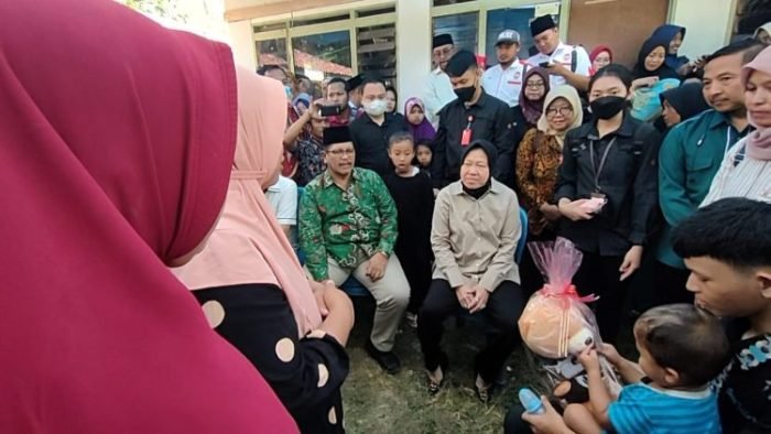 Menteri Sosial Tri Rismaharini saat menyambangi kediaman M. Syarifin di Bangkalan, Madura, Minggu (5/3/2023) | dok/foto: Dimas AP/Bicara Indonesia