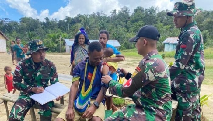 Pengobatan massal di balai Kampung Tatakra, Distrik Web, Kabupaten Keerom, Papua, Rabu (22/3/2023) | dok/foto: Dispenad