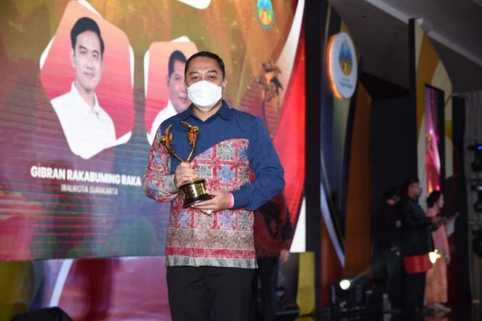 Wali Kota Surabaya Eri Cahyadi usai menerima penghargaan PPKM Award di Jakarta Pusat, Senin (20/3/2023) | dok/foto: Diskominfo Surabaya