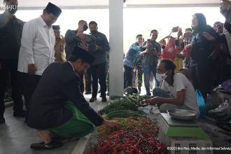 Presiden Joko Widodo saat meninjau Pasar Rakyat Tabalong, Kabupaten Tabalong, Kalimantan Selatan, Jumat, 17 Maret 2023 | Tangkapan layar: YT/Setpres