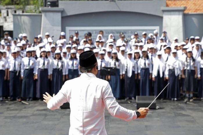 Wali Kota Surabaya Eri Cahyadi menjadi dirigen paduan suara pada peringatan Hari Musik Nasional 2023 di makam WR Soepratman, Kamis (9/3/2023) | dok/foto: Diskominfo Surabaya