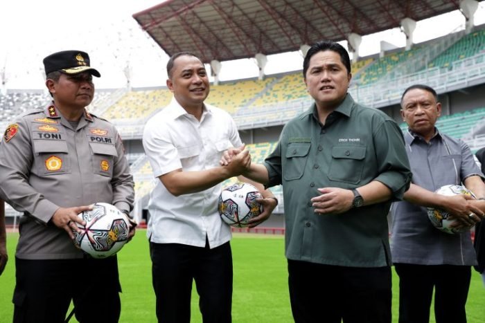 Ketua Umum PSSI Erick Thohir bersalaman bersama Wali Kota Surabaya Eri Cahyadi usai meninjau Stadion GBT, Senin (13/3/2023) | dok/foto: Diskominfo Surabaya