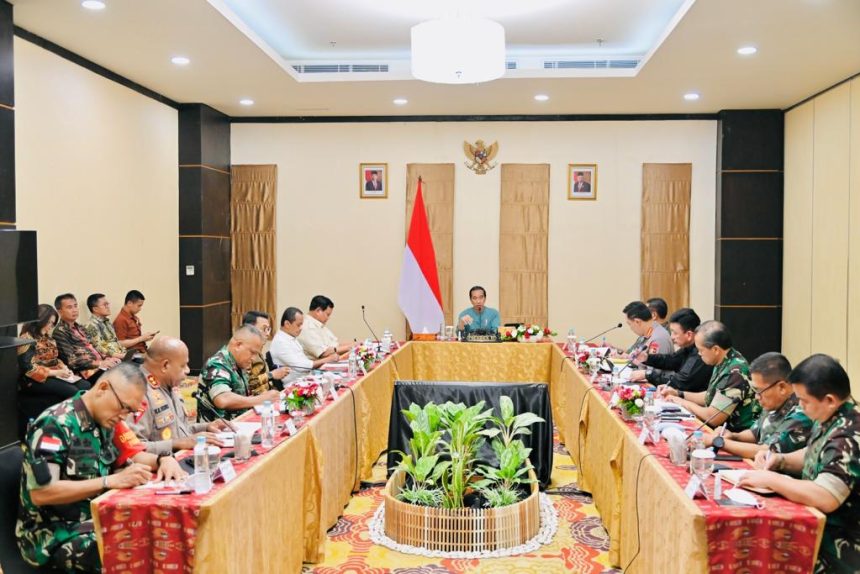 Presiden Joko Widodo saat menggelar rapat terbatas bersama jajaran pengamanan wilayah Provinsi Papua, Senin (20/3/2023) | dok/foto: BPMI Setpres