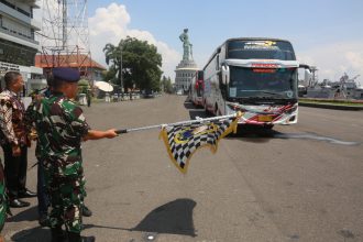 Acara pelepasan rombongan mudik gratis bagi prajurit dan PNS Koarmada II | dok/foto: Dispen Koarmada II