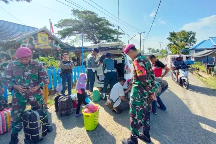 Petugas saat melakukan pemeriksaan barang bawaan kendaraan | dok/foto: Dispen Kormar