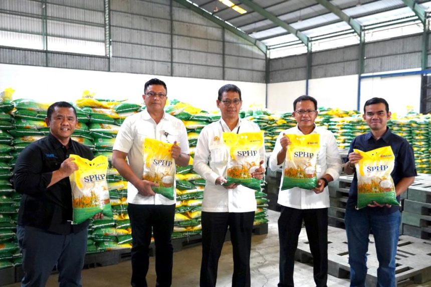 Badan Pangan Nasional (NFA) saat mengunjungi gudang Bulog di Surabaya, Jawa Timur | dok/foto: NFA