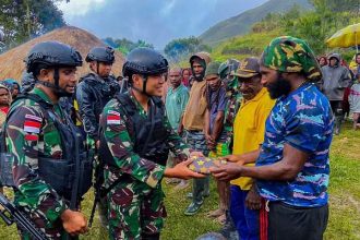 Tradisi perkenalan warga baru di distrik Malagaineri, Lanny Jaya, Papua Pegunungan, Rabu (26/04/23) | Istimewa