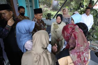 Menteri Sosial Tri Rismaharini bersama jajaran Kemensos saat menyambangi siswi SD korban rudapaksa orang tuanya | dok/foto: Dimas AP/Ist