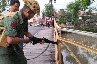 Anggota komunitas Begandring Soerabaia menunjukkan lubang bekas tembakan sisa perang kemerdekaan di Jembatan Peneleh Surabaya | dok/foto: TI/Ist/Bicaraindonesia