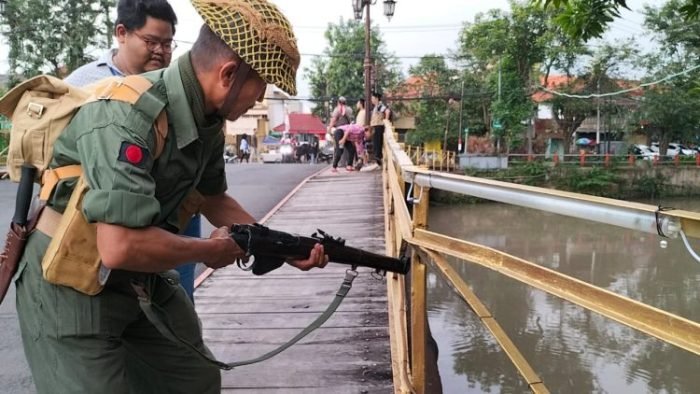 Anggota komunitas Begandring Soerabaia menunjukkan lubang bekas tembakan sisa perang kemerdekaan di Jembatan Peneleh Surabaya | dok/foto: TI/Ist/Bicaraindonesia