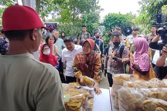 Menteri Sosial RI Tri Rismaharini saat memberikan motivasi kepada penerima manfaat program PENA di Kabupaten Malang, Sabtu (15/4/2023) | dok/foto: Dimas AP/Ist