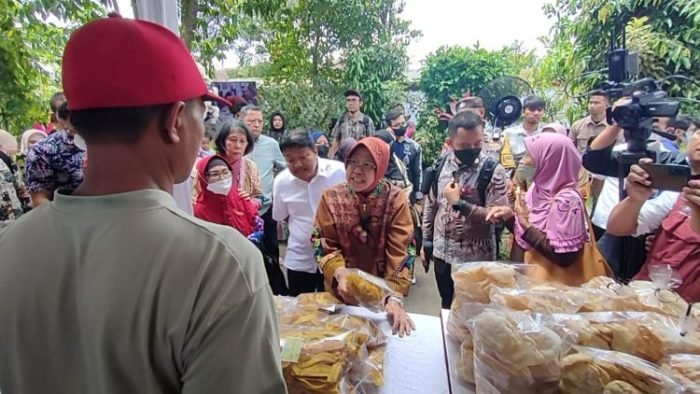 Menteri Sosial RI Tri Rismaharini saat memberikan motivasi kepada penerima manfaat program PENA di Kabupaten Malang, Sabtu (15/4/2023) | dok/foto: Dimas AP/Ist