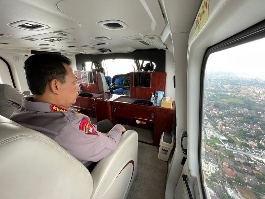 Kapolri Jenderal Listyo Sigit Prabowo saat melakukan pemantauan melalui udara | dok/foto: Humas Polri