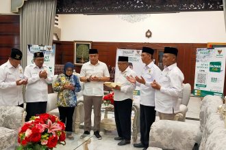 Wali Kota Surabaya Eri Cahyadi saat menyerahkan zakat kepada Baznas Surabaya di rumah dinasnya, Jalan Sedap Malam, Jumat (31/3/2023) | dok/foto: Bicaraindonesia.id