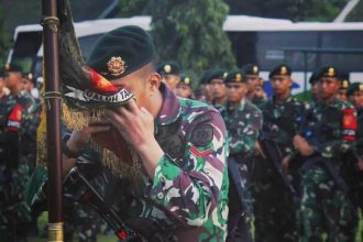 Prajurit Yonif Raider 321 Kostrad melaksanakan tradisi penciuman bendera sebelum berangkat bertugas ke Papua, Sabtu (04/06/2022) | Source: tni.mil.id