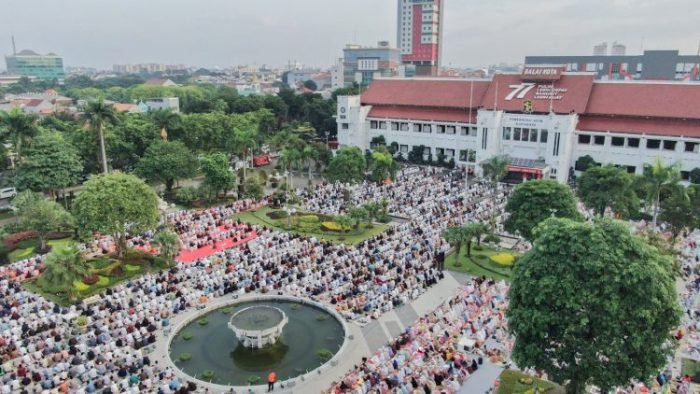 Salat Idul Fitri 1444 Hijriah di Taman Surya, Balai Kota Surabaya, Sabtu (22/4/2023) | dok/foto: Diskominfo Surabaya