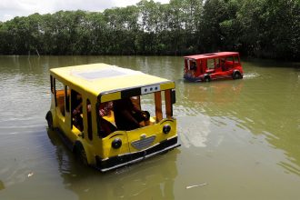 Wahana perahu wisata Romokalisari Adventure Land Surabaya | dok/foto: Diskominfo Surabaya