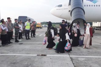 WNI saat tiba di Jakarta usai dievakuasi dari Sudan melalui Jeddah | Youtube: @moFAIndonesia