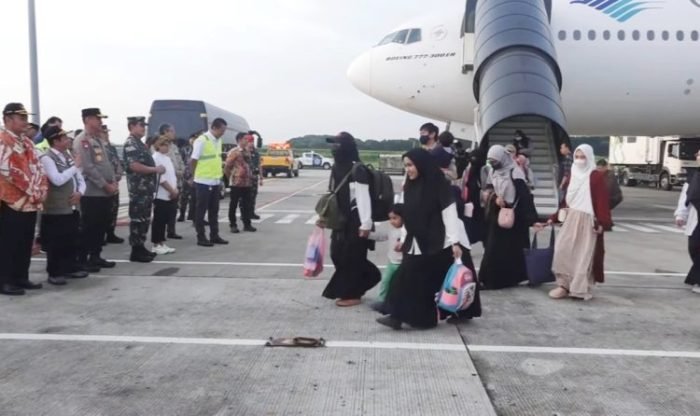 WNI saat tiba di Jakarta usai dievakuasi dari Sudan melalui Jeddah | Youtube: @moFAIndonesia