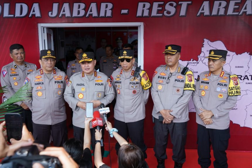 Kabaharkam Polri Komjen Fadil Imran sat berada di Pos Terpadu Rest Area Km 57 Tol Japek, Rabu (19/4/2023) | dok/foto: Humas Polri