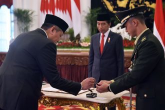 Presiden Jokowi lantik Kepala BNPT Komjen Rycko Amelza, di Istana Negara, Jakarta, Senin (03/04/2023) | dok/foto: Humas Setkab/Agung