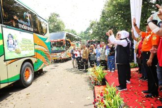 Gubernur Jatim Khofifah Indar Parawansa saat rombongan program mudik Jakarta-Jatim dari Taman Mini Indonesia, Jakarta, Selasa (18/4/2023) | dok/foto: Pemprov Jatim