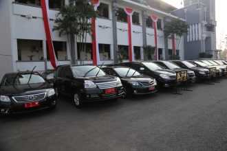 Kendaraan dinas saat terparkir di halaman Balai Kota Surabaya | dok/foto: Pemkot Surabaya